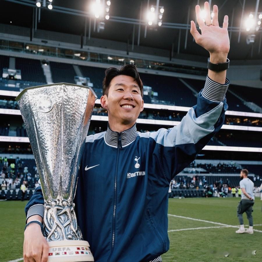 孙兴慜有多职业？热刺给他续约自己不要选择走人，而且连官宣都选择在夏天球队在韩国热