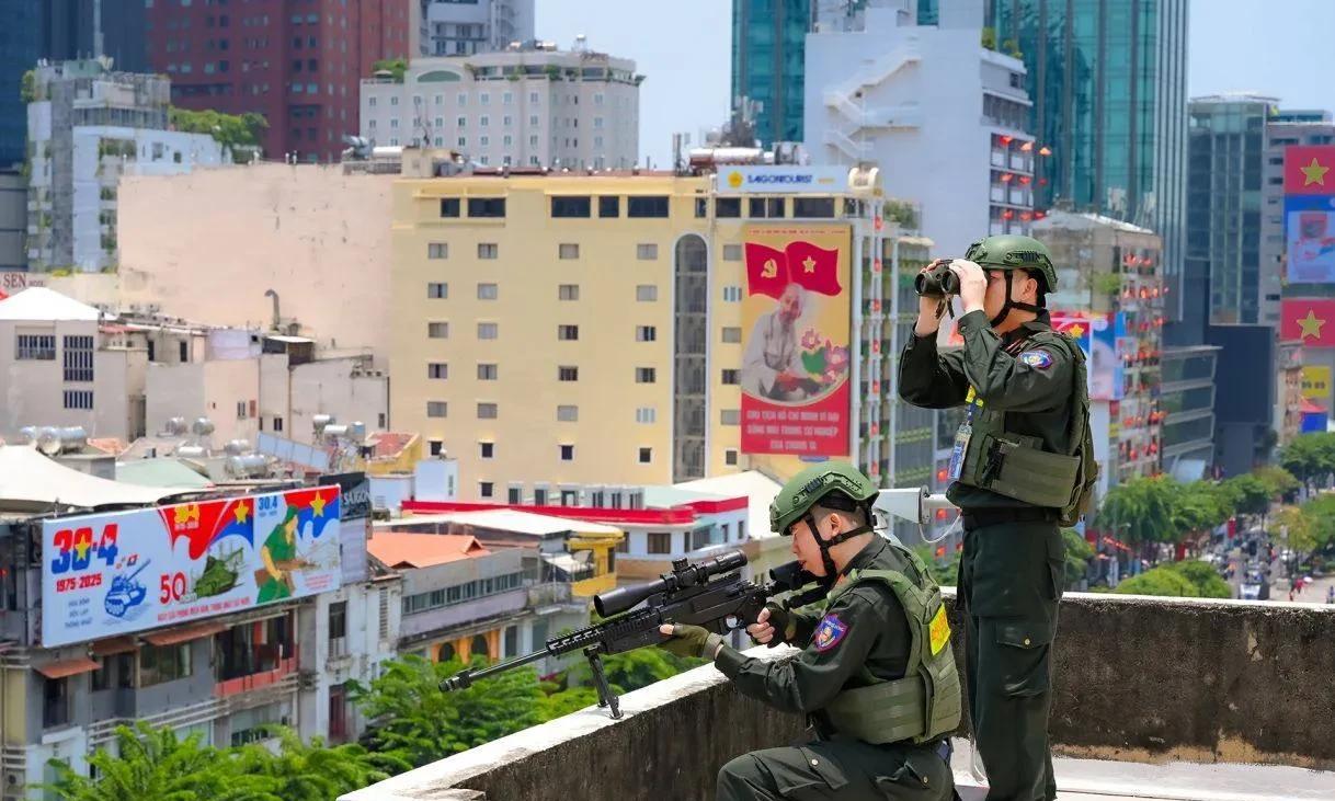 越南公安警卫司令部的狙击手兼侦察员小组，在胡志明市A50行动期间的照片。