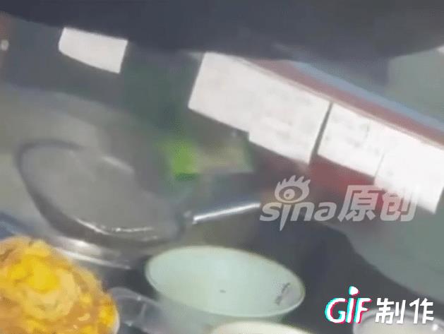 “他把饺子连包装袋一起煮，还用这锅沸水煮面条”一食客在就餐时无意间发现后厨煮饺子