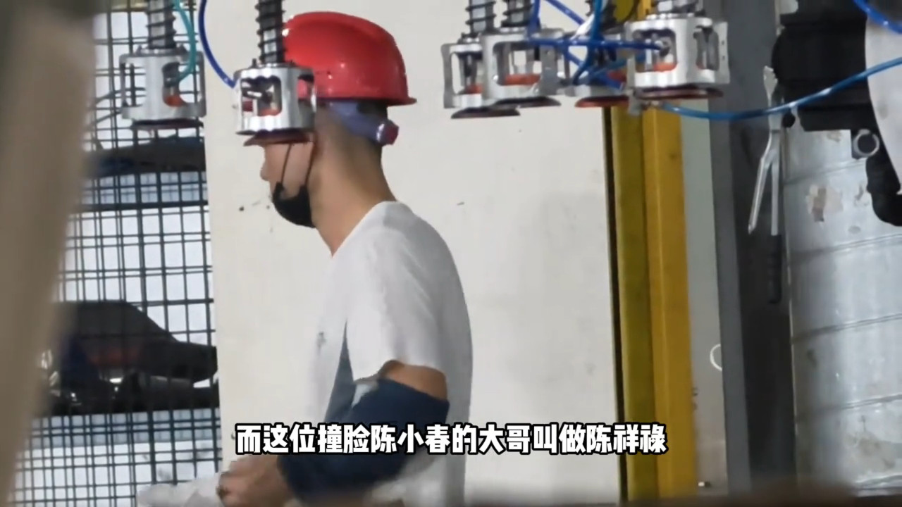 撞脸陈小春工人离职本来只是随手一拍的撞脸瞬间，没想到掀起这么大的风波。​​​