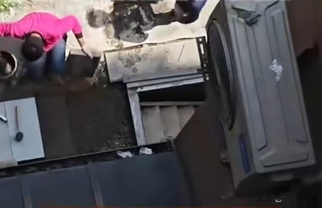 近日，湖南长沙某小区发生一件荒唐事：一名一楼业主未经任何审批，私自往下挖了3米多