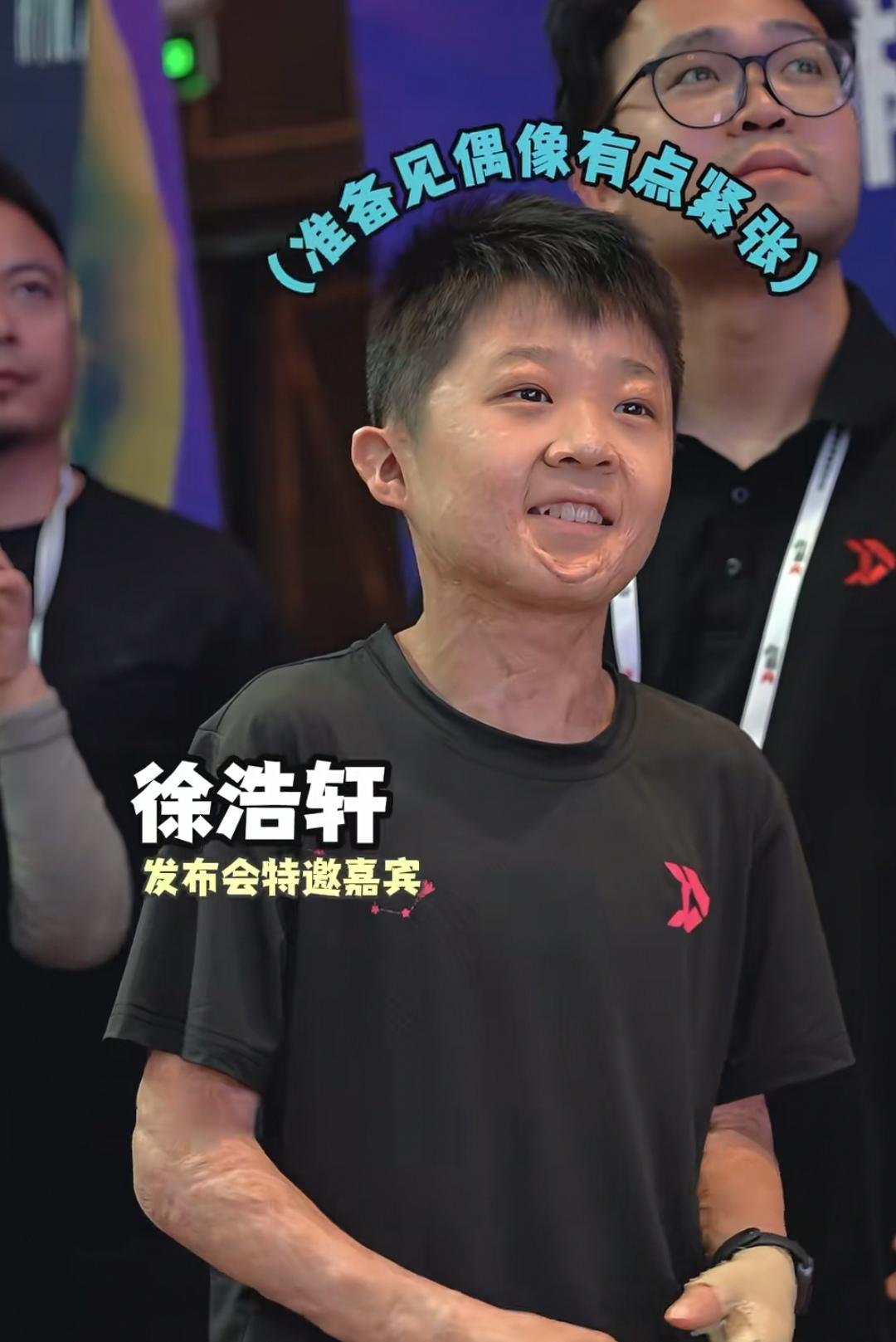 是谁让林丹亲自为他送花为了和他来一场球场上的切磋，林丹特意做了上场前的训练。