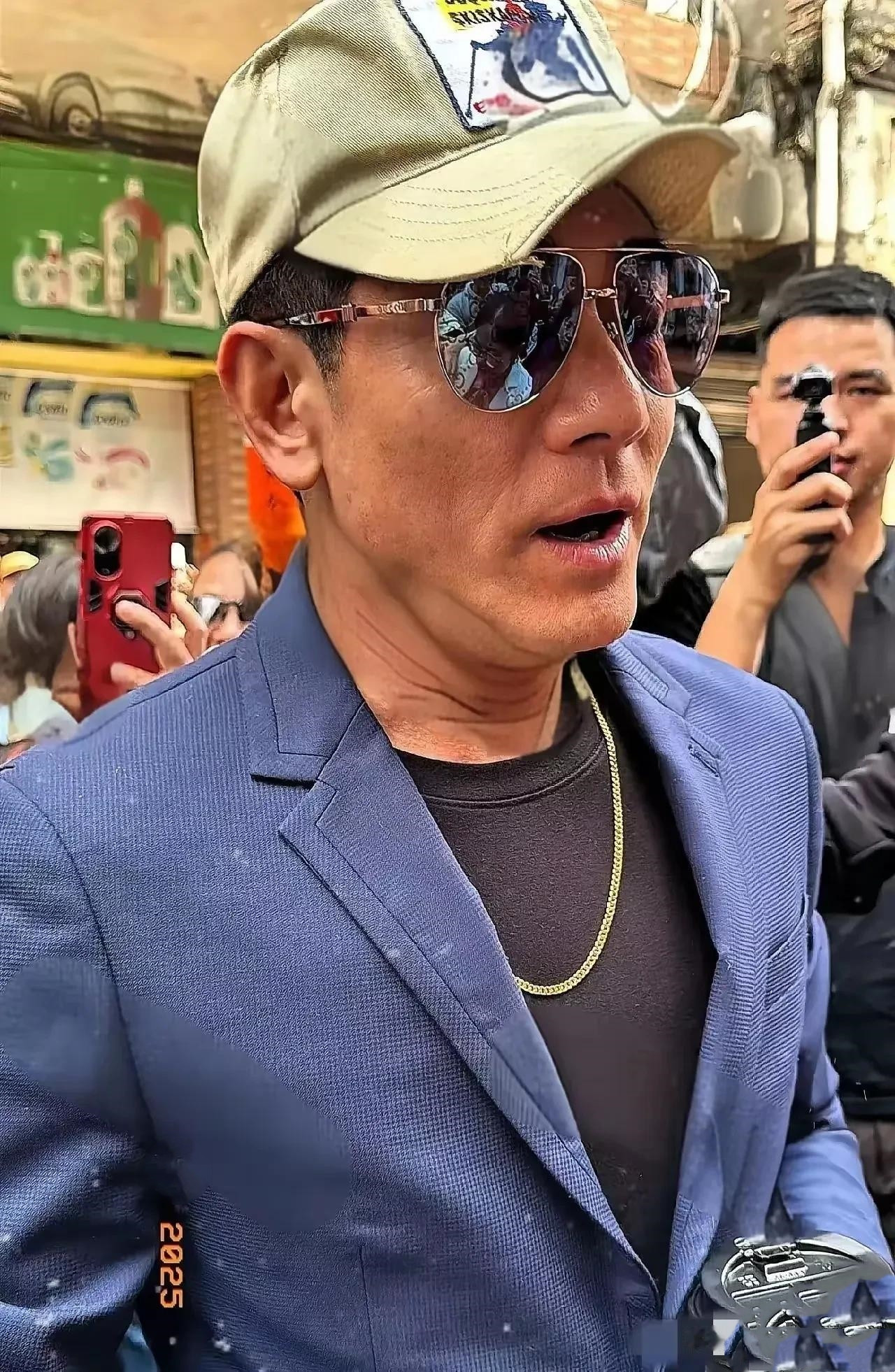 近60岁的郭富城，在高清镜头下原形毕露了。脸部和颈部皱纹比较多，毛孔很粗，皮肤