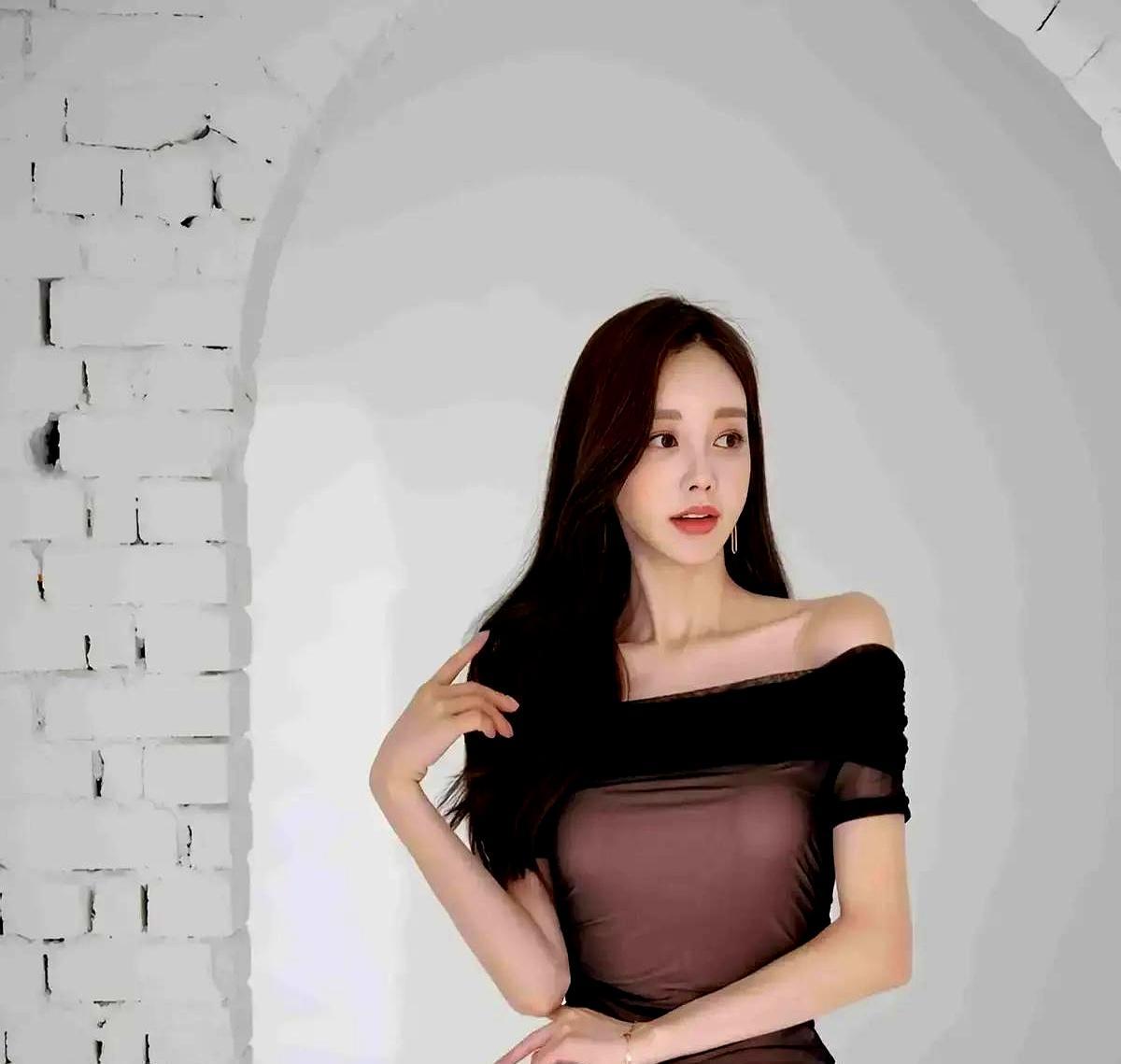 打开短视频，全是“白瘦幼”大长腿。算法就爱推这种，搞得人能不焦虑吗？为了速