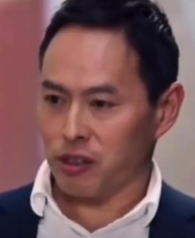 澳大利亚著名的反华教授李约翰，在节目中发表自己的反华观点时，主持人突然对他说，如