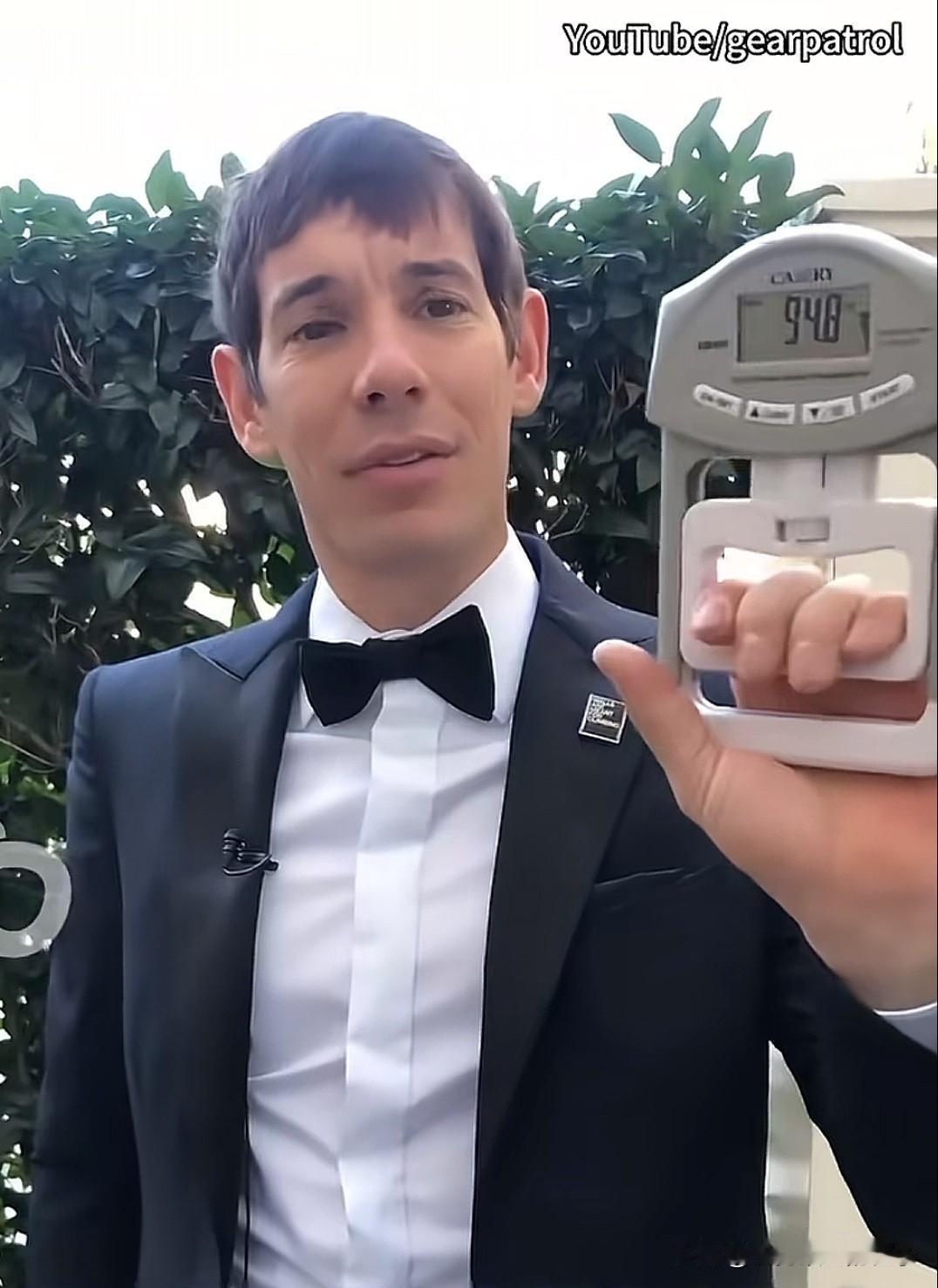 万万没想到！徒手攀岩大神亚历克斯的最大握力才95磅，就是普通成年男性的水平，甚至