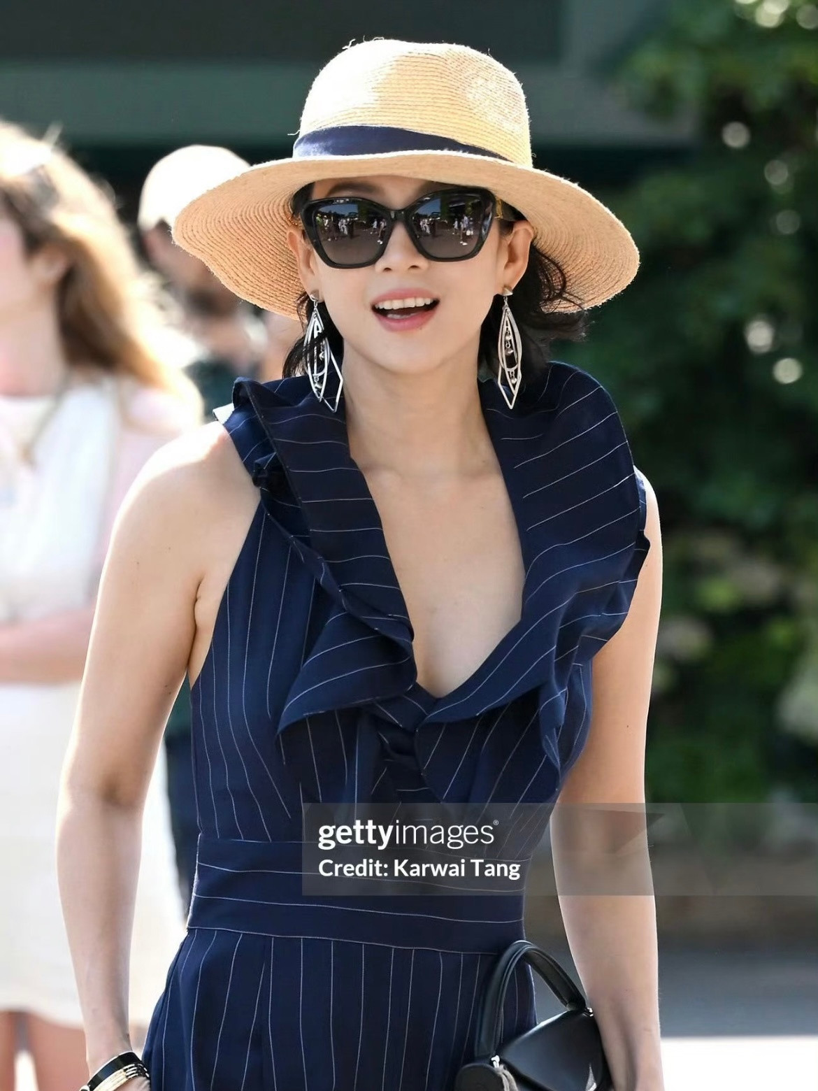 章子怡晒与抖森合影章子怡一身RalphLauren，完美拿捏英式老钱风，赛场