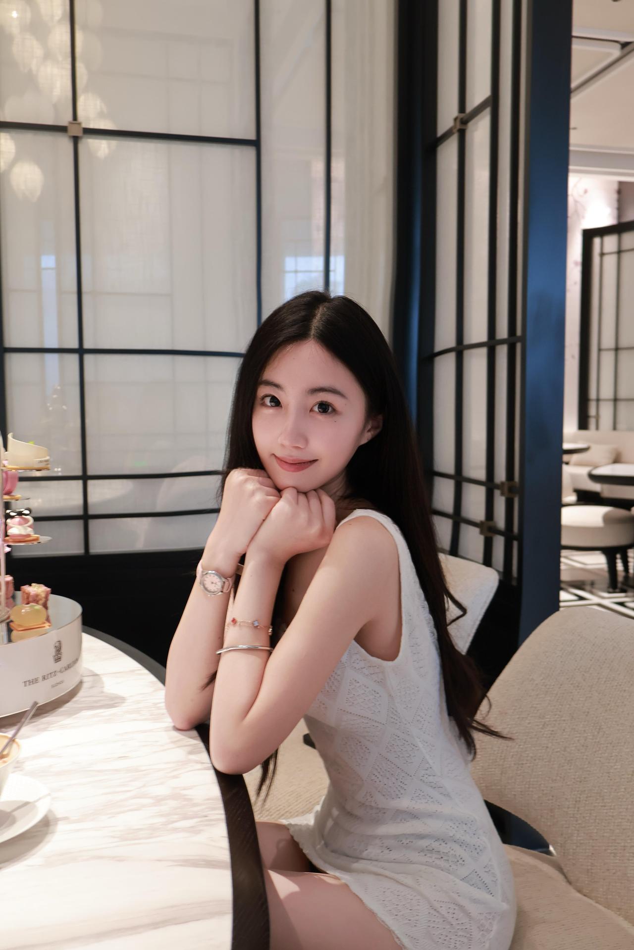 大部分大佬的妻子，大多出自服务行业。比如空姐、高端秘书、豪车珠宝销售、公关、