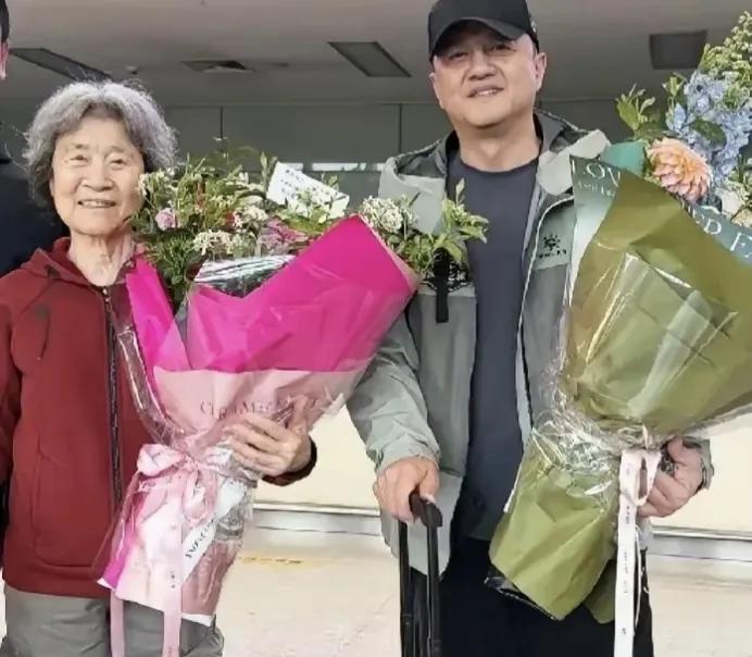 母亲首次露面，慈眉善目一位老人，终于明白李亚鹏如此善良原因了最近李亚鹏84岁的