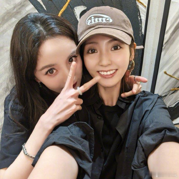 今天《生万物》庆功宴上邢菲发私货与杨幂合照好喜欢杨幂邢菲庆功宴合照​看到爱溢出