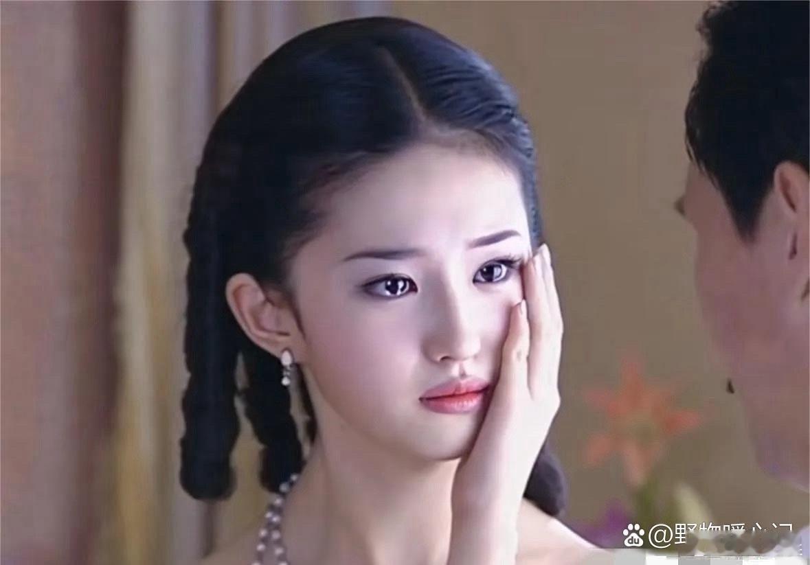 14岁的刘亦菲就已亭亭玉立！饰演的白秀珠更是演艺生涯经典角色，将人物神韵刻画得入