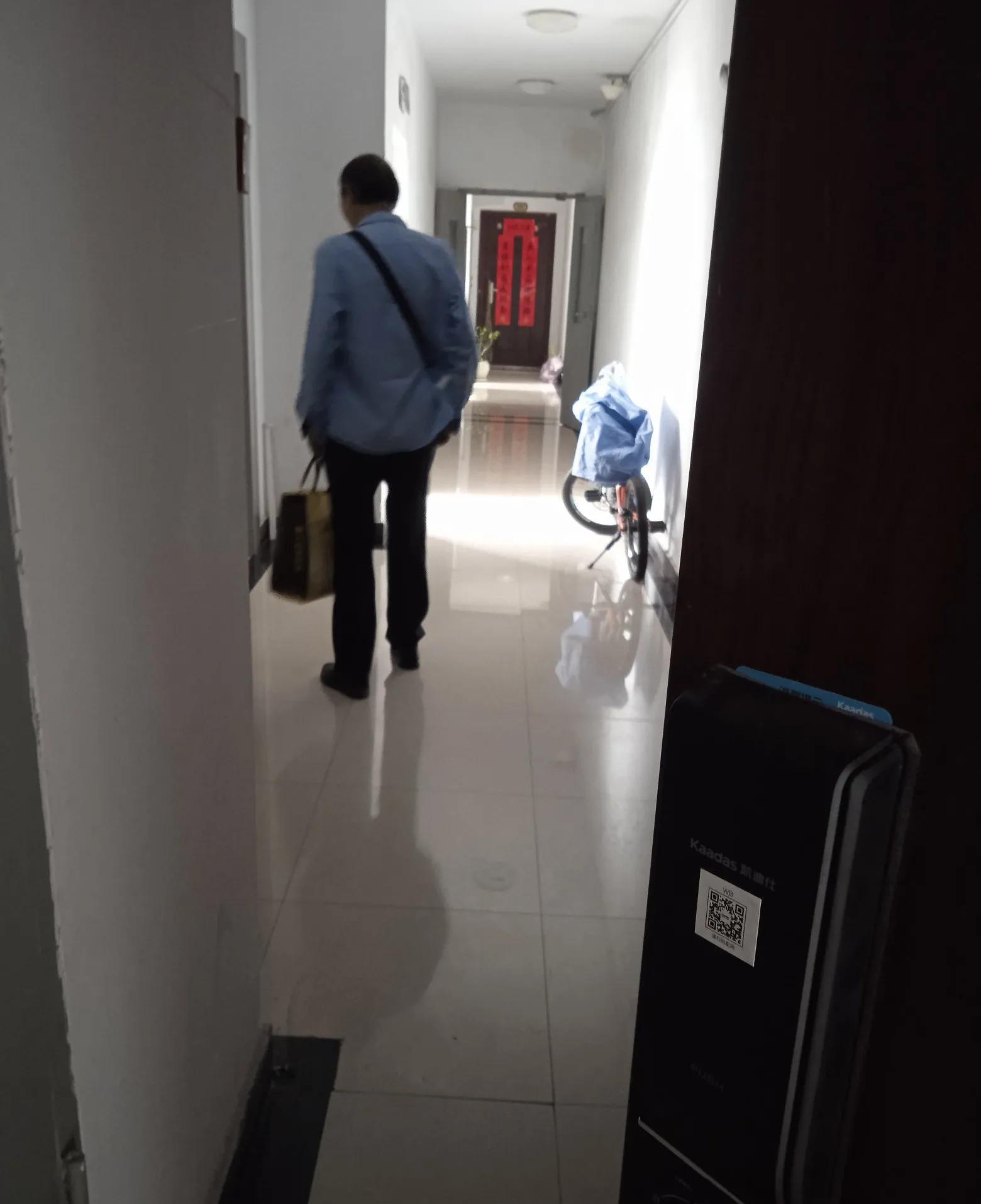 我和老公都退休两年多了，生活状况却天差地别，一个清闲得发慌，一个忙碌得踪影难觅。