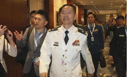 中国军官太“坏”了，明知道美国防部长没文化，还要“拷问”人家中国军官在新加坡香