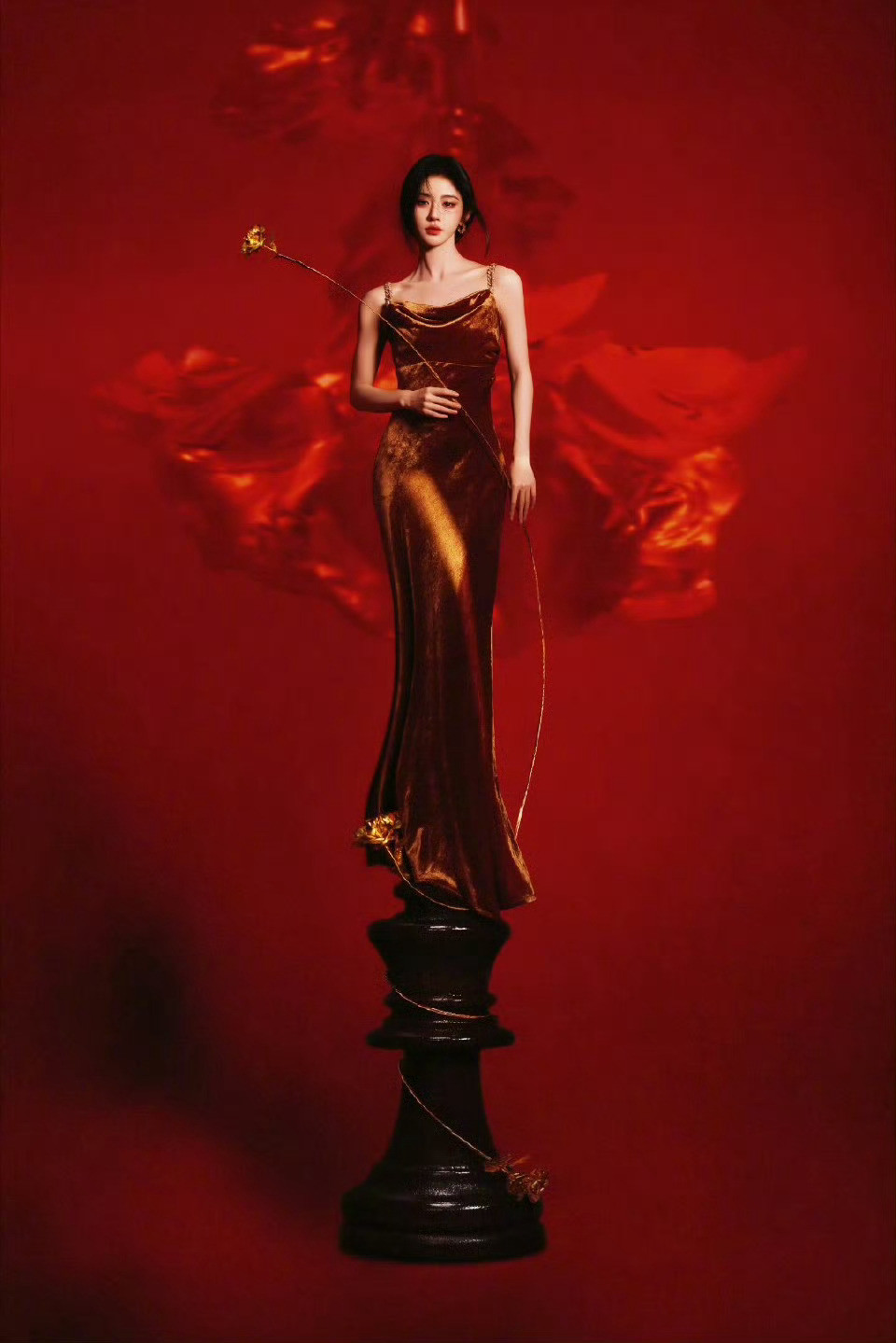 小鞠真的好美又有壁纸可以用了鞠婧祎鎏金玫瑰长裙