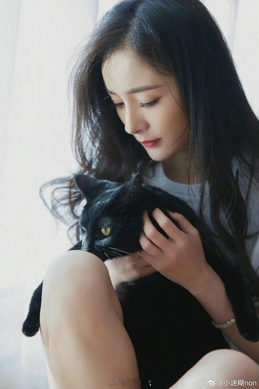 杨幂杨幂私下性格好鲜活从不刻意维持完美人设，私下流露的喜怒哀乐都格外真实，鲜活