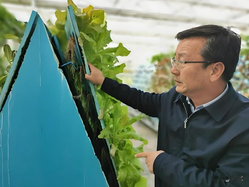 今天甘肃武威的刘光前上了热搜1997年他从大学毕业后就一直民勤县工作他从普通