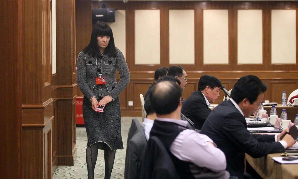 终于知道为什么20多岁时的宗馥莉，看起来苦苦的，走起路还畏畏缩缩？原来是真的苦，