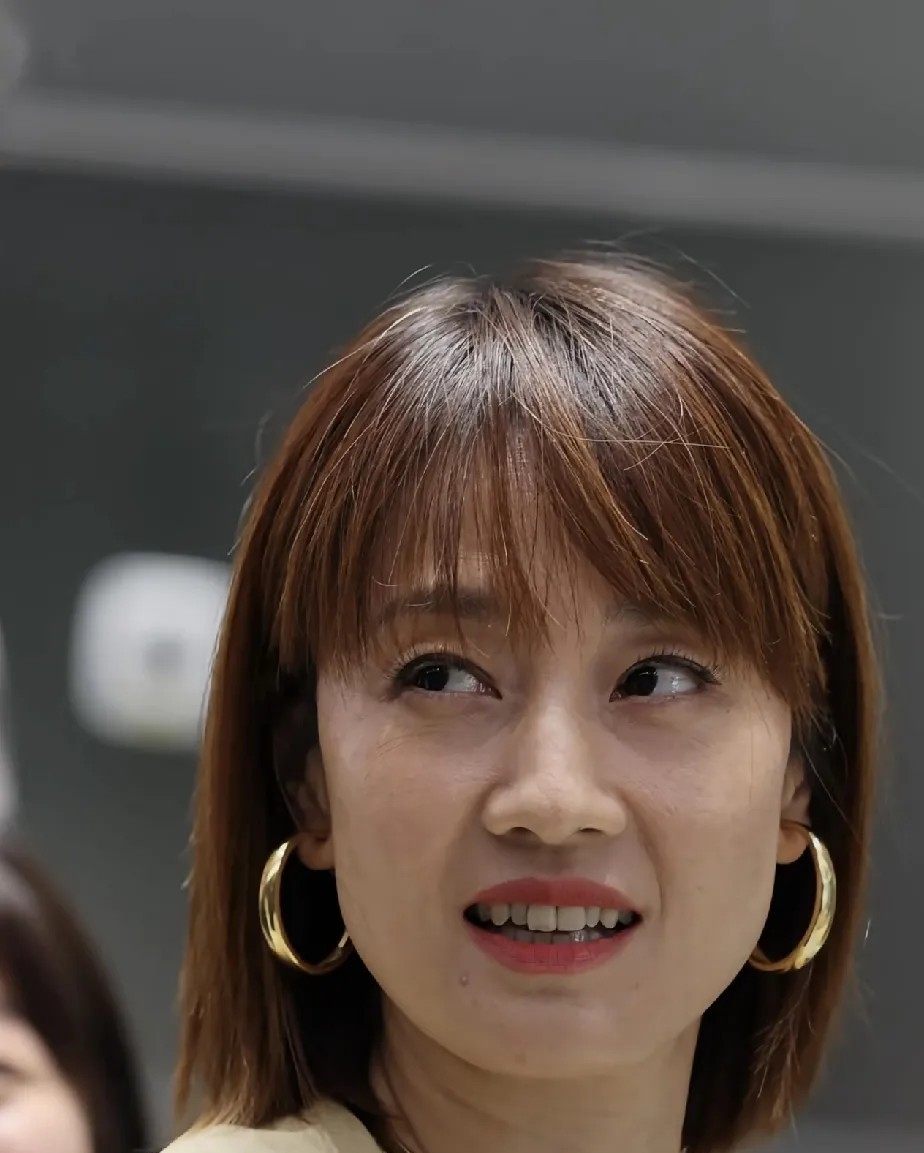 高清怼脸拍，她有一种真实的美。这才是明星最自然的状态，连皱纹都很美，比那些P