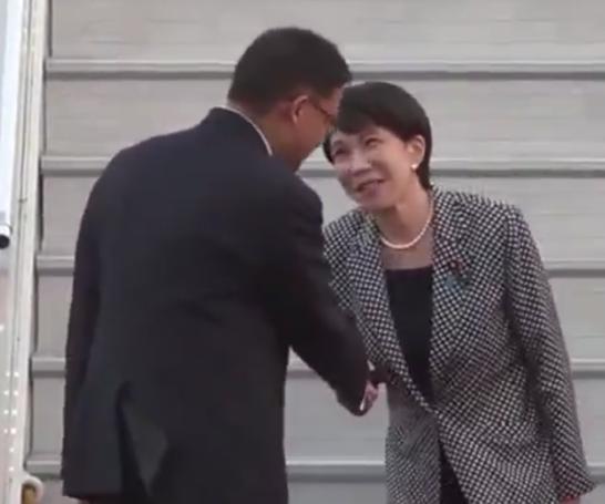 7月1日，新德里机场，这一幕连印度人都看不下去。高市早苗当地时间7