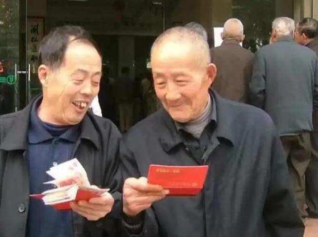 连涨了21年，但是第22次，可今年到这会儿还没个准信。就在大众热议养老金涨不涨之