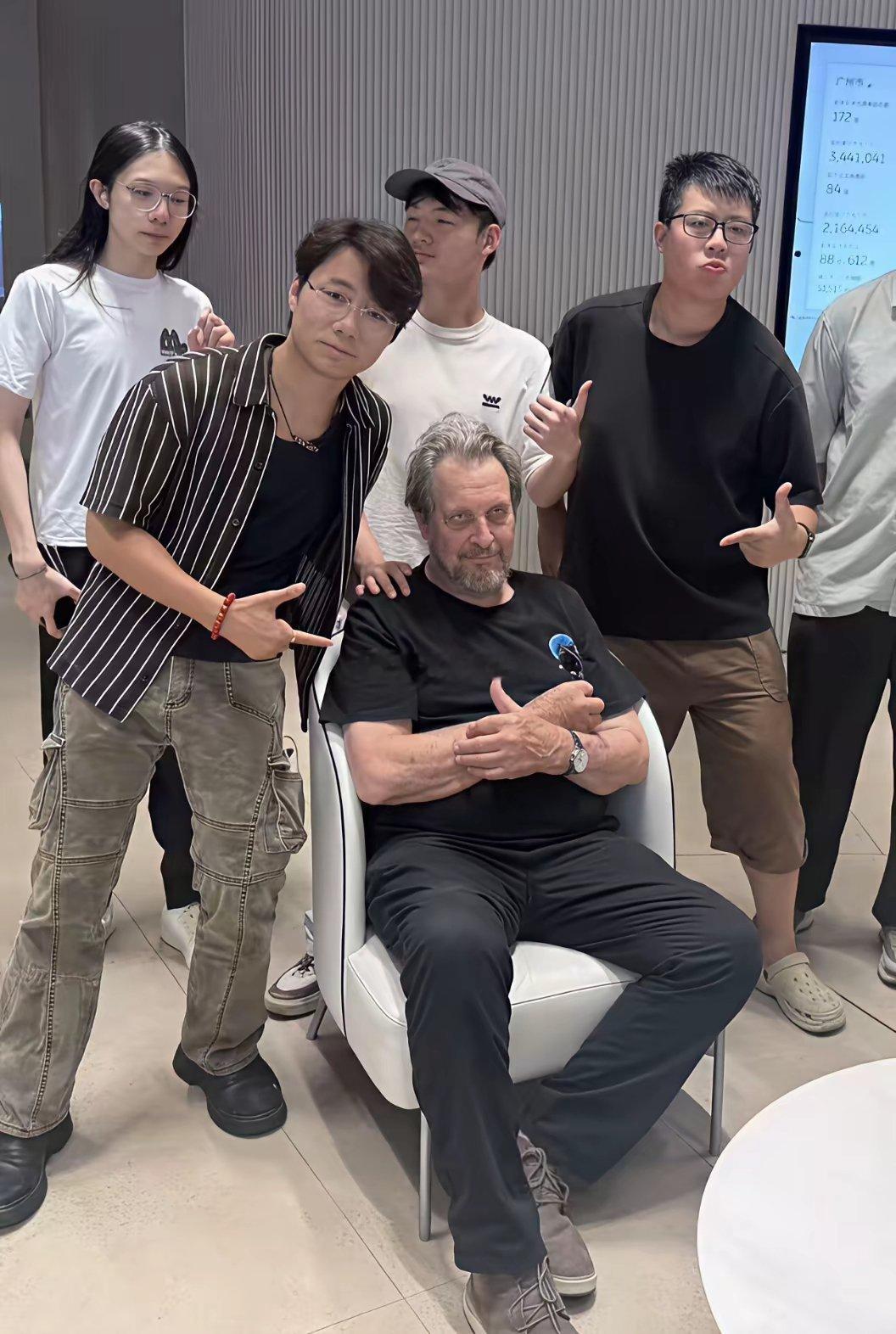 马斯克80岁父亲罕见现身中国广东，他留着满脸络腮胡子，黑眼圈很重，有了大肚腩，状态很一般。看起来像个