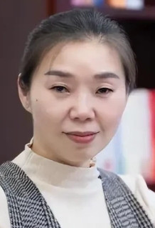 万玲，1972年生于江西南昌，17岁时即1989年参加高考考上大学本科，就读于江