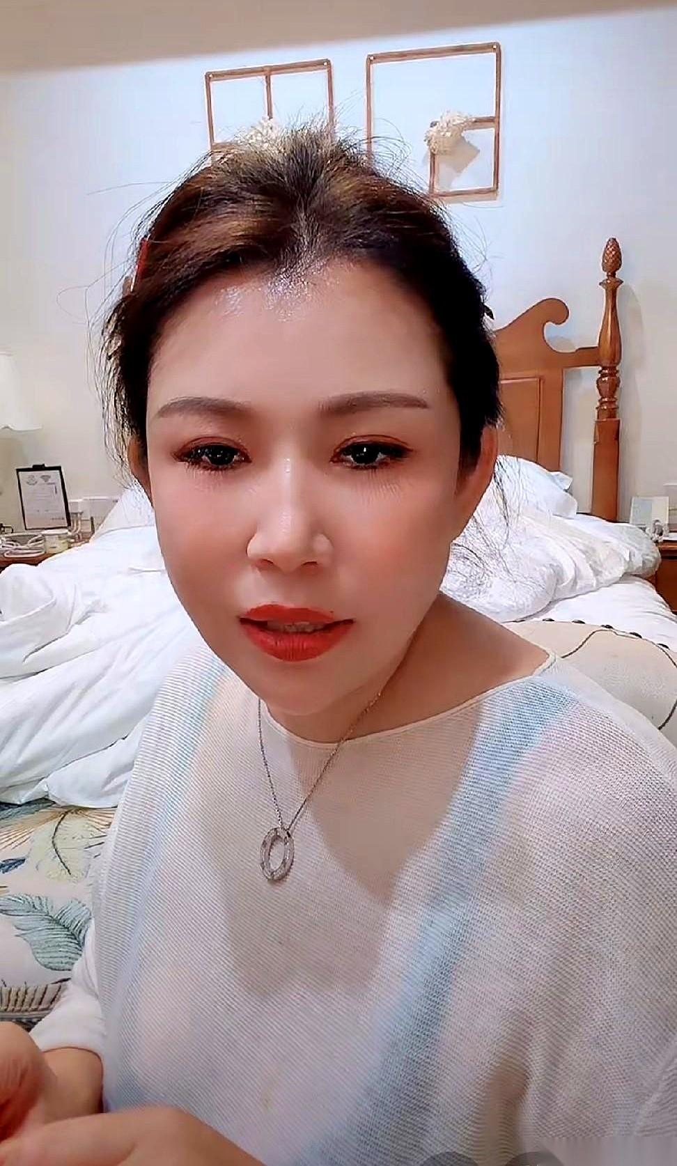 “咱妈都没了，咱俩才是最亲的！”当一个亲姐姐对着直播镜头扯着嗓子，把去世的母亲