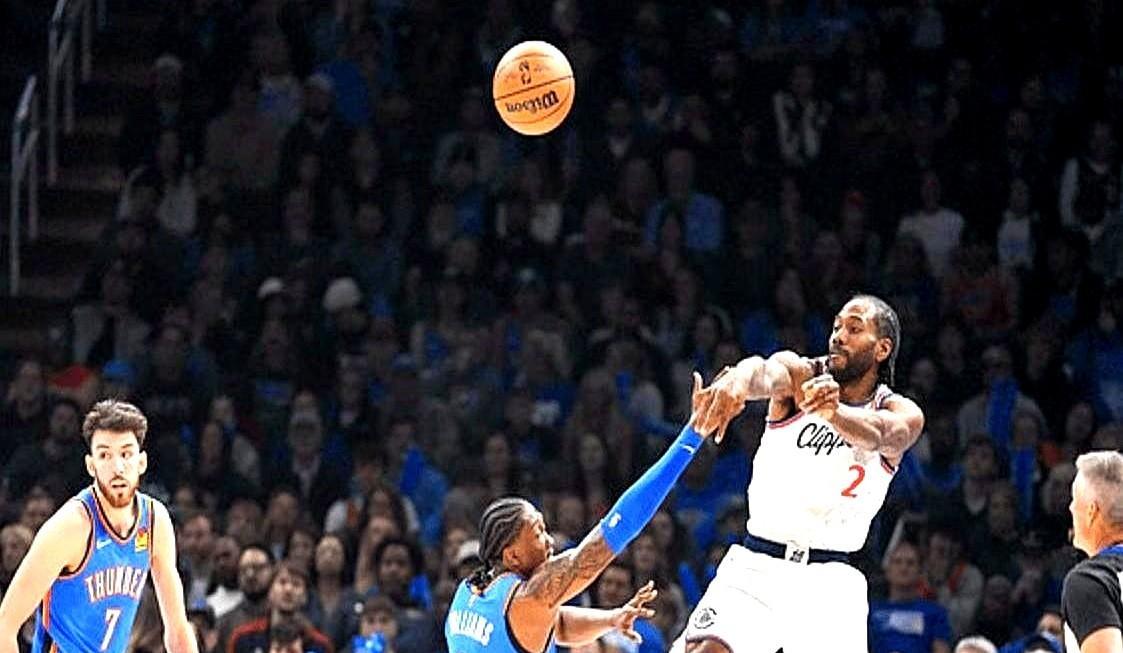 这支球队赢球比输球更尴尬。主场50天没尝过胜利的滋味，赢下湖人那一晚，更衣室里