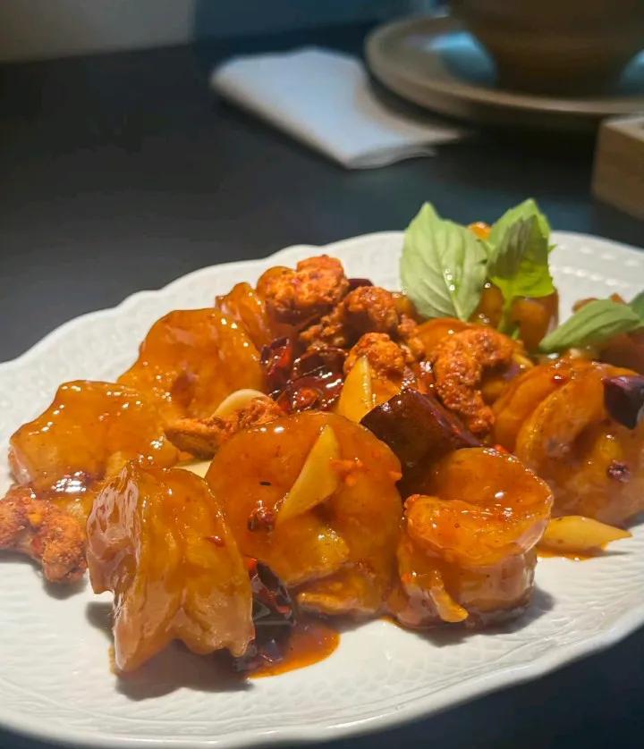 麻六记是真挺好吃的，今天又和朋友去打卡了一次。发现他们家菜品做了改良，摆盘也精致