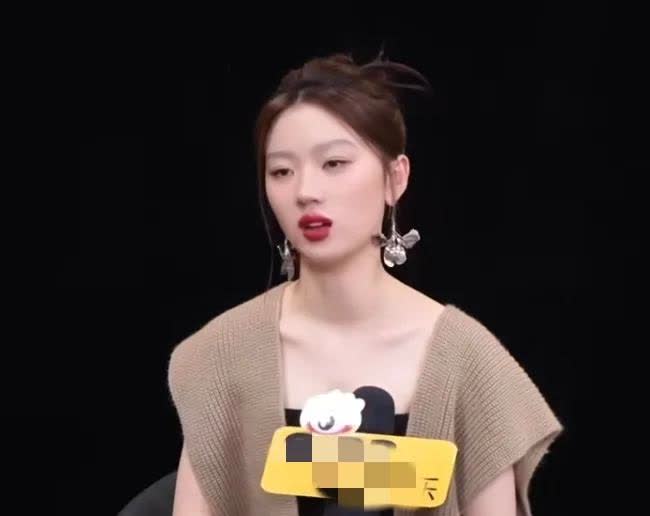 看到单依纯的采访发言算是明白她为什么这么“疯癫”不是因为她不会好好唱歌，