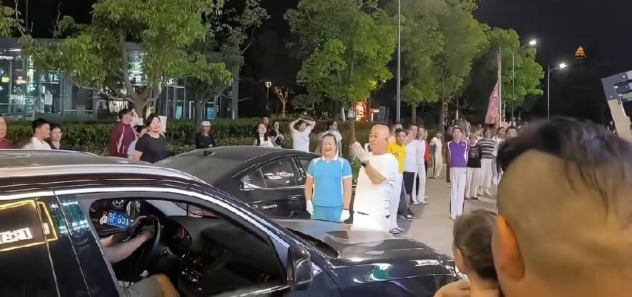 江苏南通。大晚上的，一群跳广场舞的大爷大妈，直接将临街店铺前的公共道路全部占用，