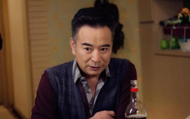 1995年，岳跃利离婚时女儿才3岁，他想再找个女朋友，但看到女儿默默流泪，他便承