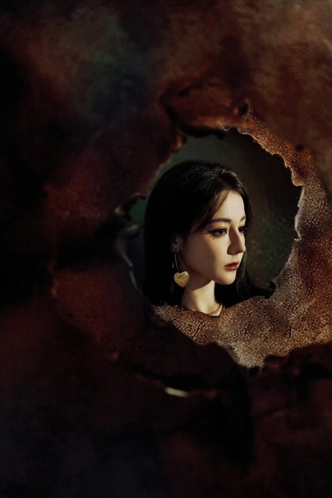 皮衣裹着软的骨，红绳缠了媚的锋。暗夜底色里，她是又甜又野的火焰——碎纸是温柔的余