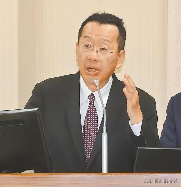 台“国防部长”顾立雄发表声明现在的台湾当局，整天不干正经事，就知道拿普通民用