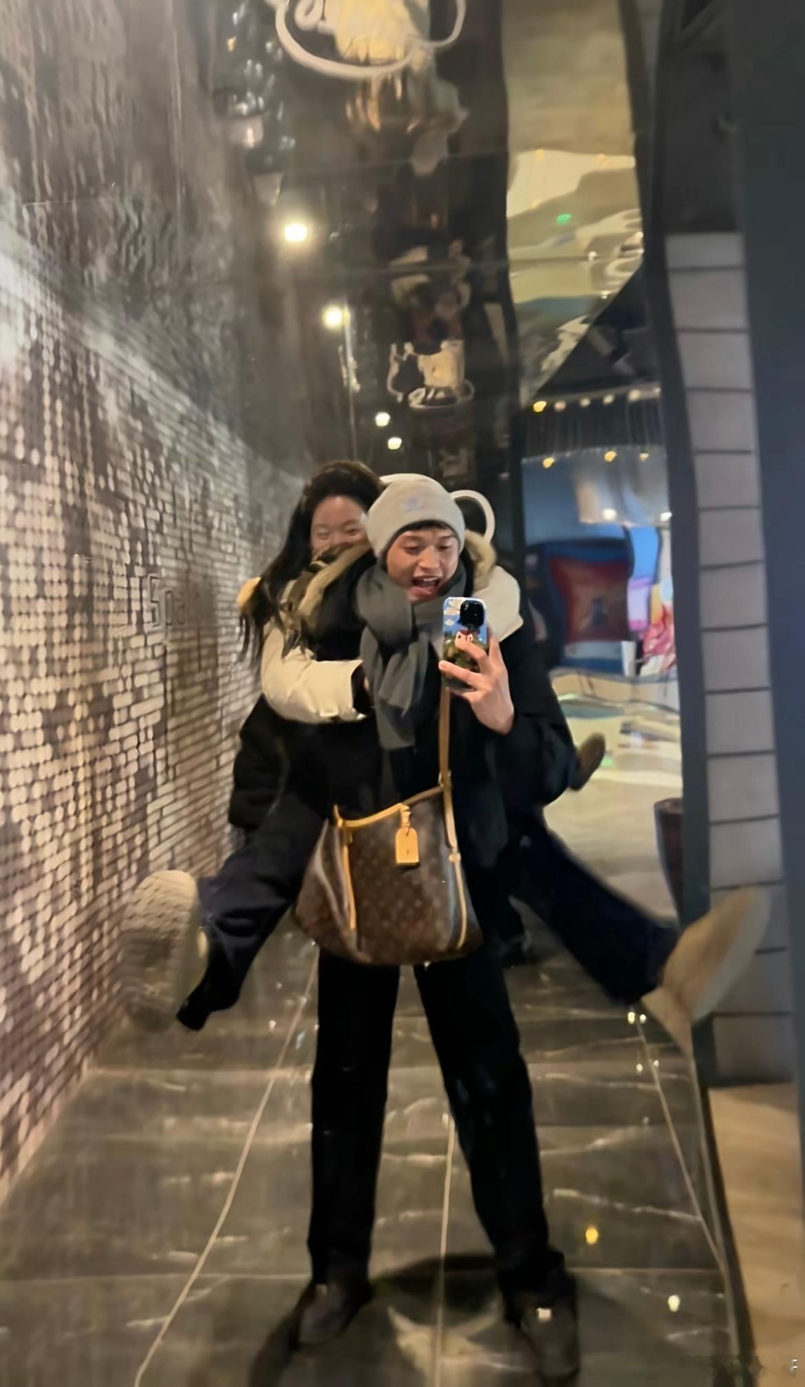 那天晚上他就这样慢悠悠的背我回家