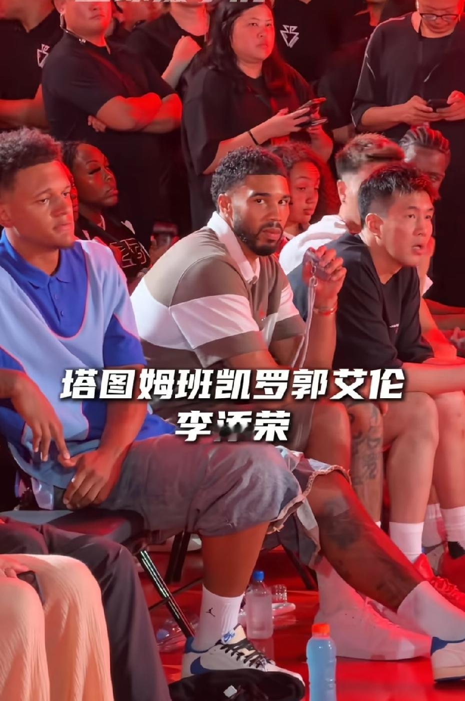 没想到亚洲第一控卫郭艾伦这么有排面啊，在上海UFC比赛现场，我们中国男篮名宿郭艾伦甚至喝NBA巨星塔