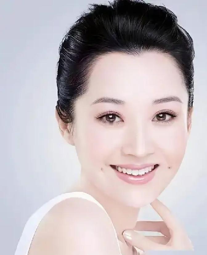 许晴的脸，成了圈里最新的“恐怖片”。看着她从二十年前那个灵气逼人的任盈盈，变成