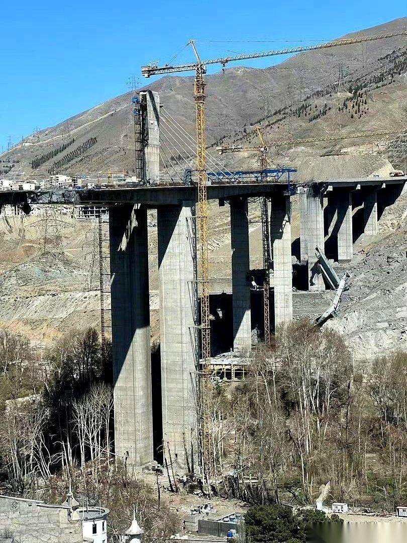 中东最高的那座公路桥，在伊朗。耗了两年半，七百多个日夜，眼看就要剪彩了。工地上