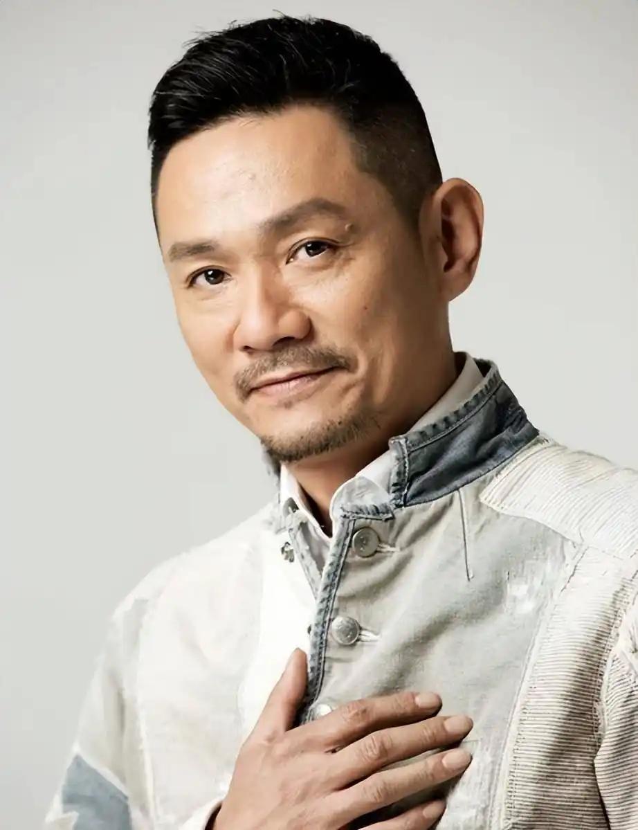 17年前在妻子葬礼哭到昏厥，发誓永不再娶，56岁的果靖霖，如今做到了吗？200