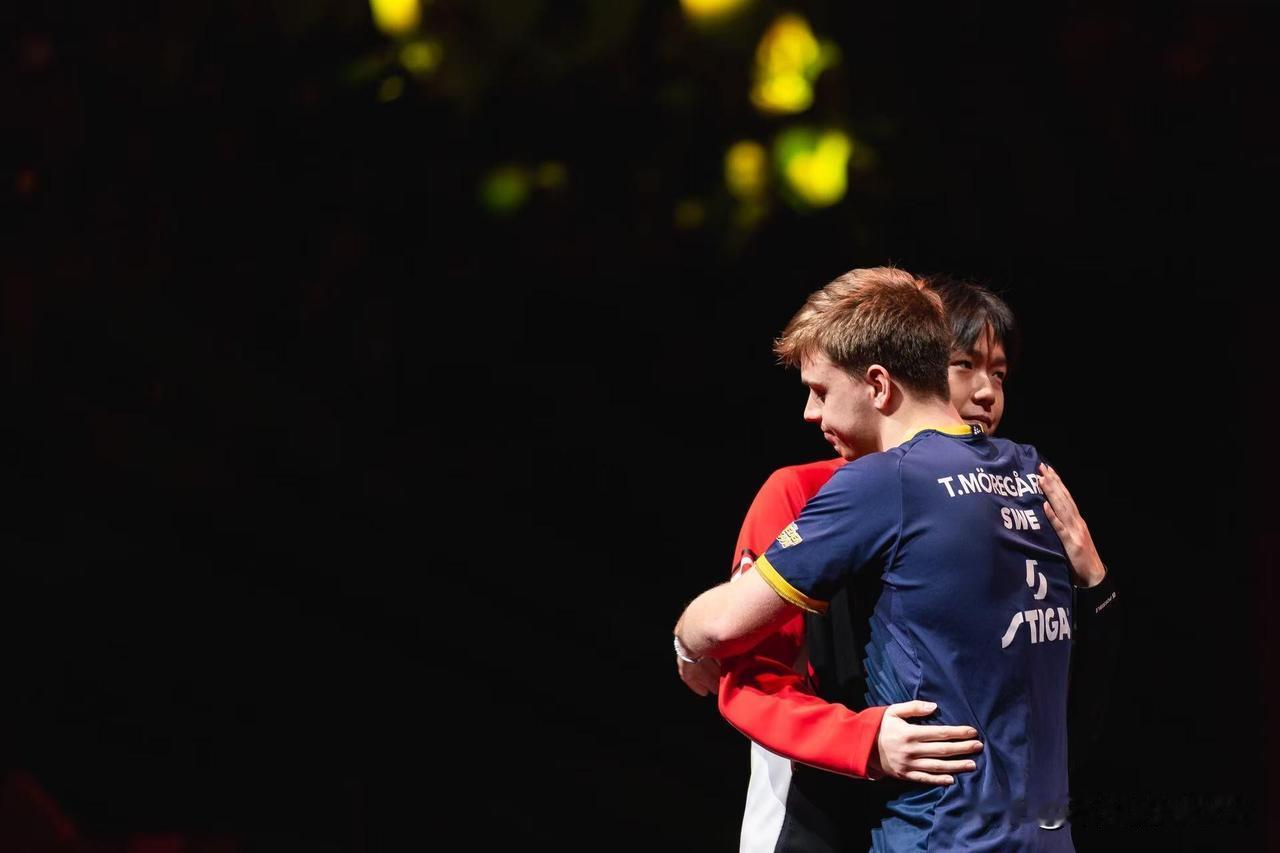 12月15日，瑞典运动员莫雷加德发文说：“祝愿朋友WCQ（王楚钦）早日康复！我对