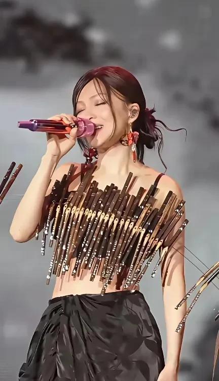 张韶涵的造型师难道真的换人了吗？看看这套演唱会造型，真的是灾难现场啊。是最近几