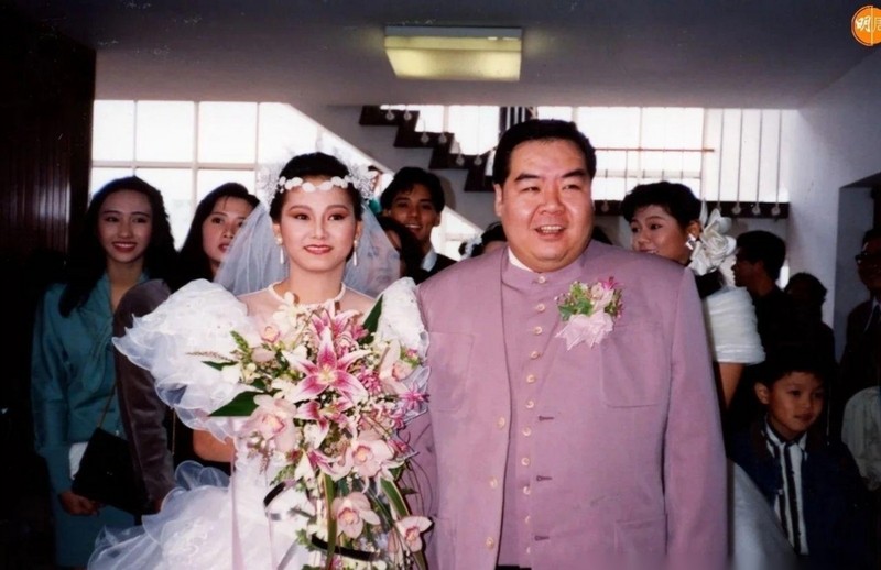 1991年半岛酒店的水晶灯下，26岁的林燕明戴着祖传翡翠镯，在60席宾客的掌声中