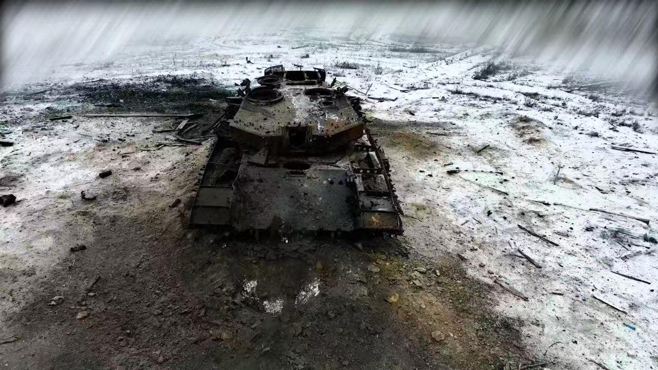 冲进俄军坦克底部自爆，乌军开始大量投入自爆机器人，钻进坦克装甲车底部爆炸。绕过侧