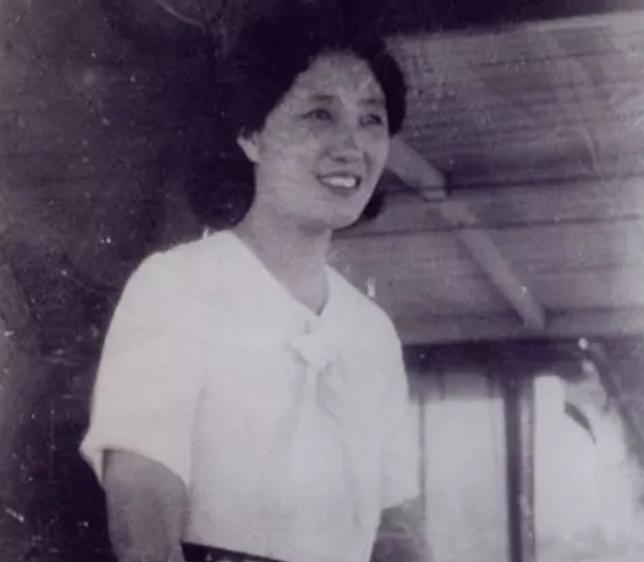 1949年，解放军第9兵团司令员宋时轮参加宴会，被一个身材婀娜、面容姣好的年轻女