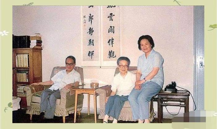 看到钱钟书、杨绛在家中和他人的一张合影，看到后面的一副对联：万里风云开伟观，千家