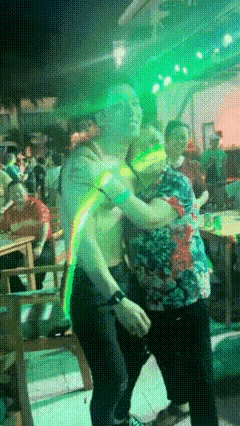 大妈好嗨哦[捂脸哭]如果是Ai侵犯肖像权犯法。如果是真人，这个老太婆被骂惨了，做