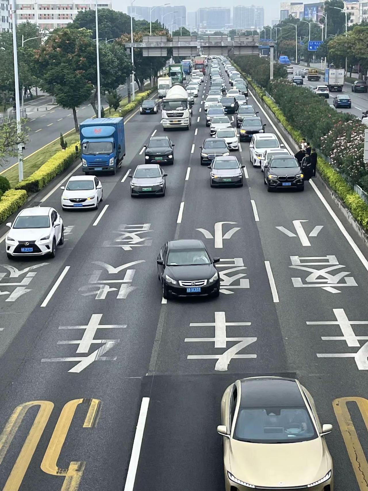 繁忙的107国道深圳段有事故,注意安全繁忙的107国道,发生事故到交警铁骑到场