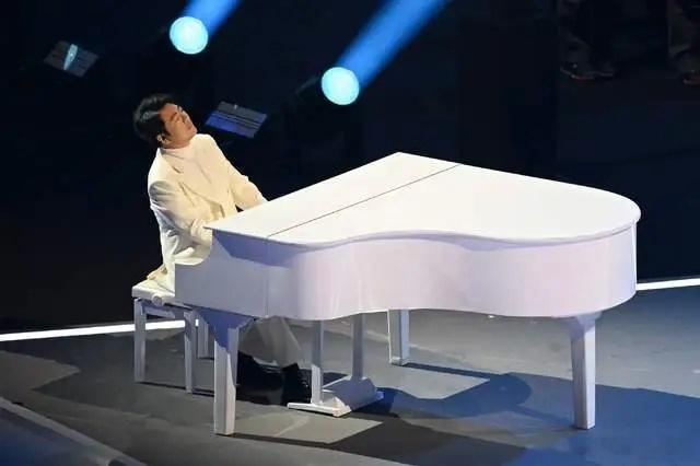 郎朗权威时隔18念再次登上奥运舞台表演，朗朗的专业水平没话说。除了朗朗，本次米