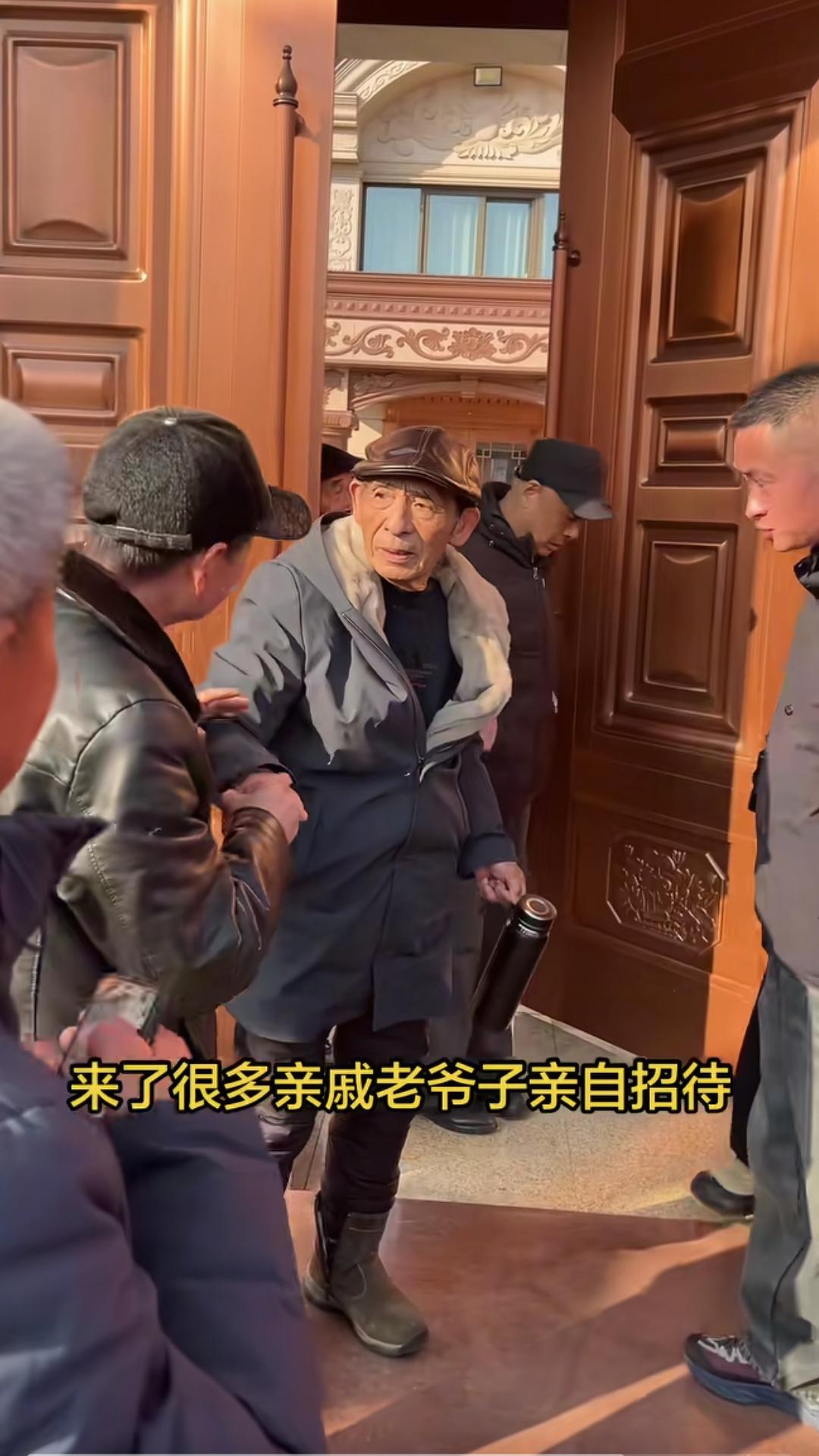 谁能想到，刘强东爸爸居然被一群“亲戚”整懵圈了！近日有网友拍到，老爷子在家门口被