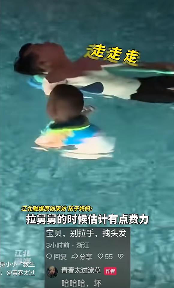 腿快蹬冒烟了！一女子带1岁9个月宝宝去马来西亚旅游，宝宝游累了想休息，一回头看到